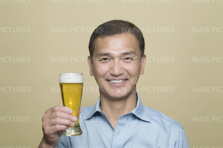 man drinking beer