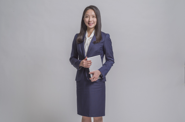 スーツを着ているビジネス女性