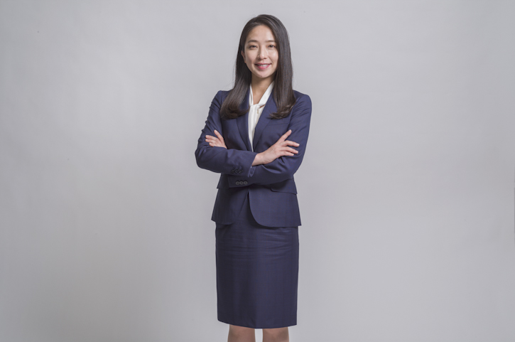 スーツ姿で腕組みをしているビジネス女性